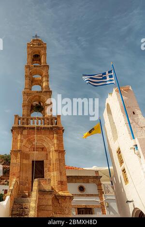 Un couple de tours d'église dans le village de lindos sur l'île grecque de Rhodes. Banque D'Images