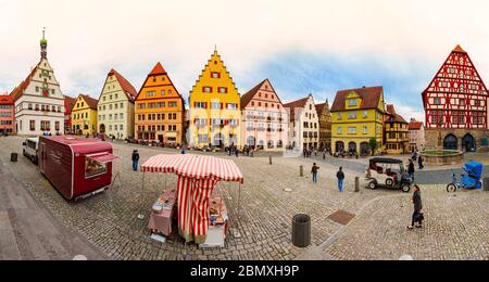Rothenburg OB Der Tauber, Allemagne - 24 SEPTEMBRE 2014 : vue sur la place centrale de la ville avec les maisons anciennes de Rothenburg OB Der Tauber, Bavière, Allemagne, EUR Banque D'Images