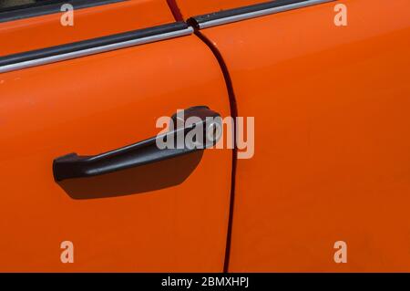 Fermeture de la poignée de porte de voiture Trabant de couleur orange Banque D'Images