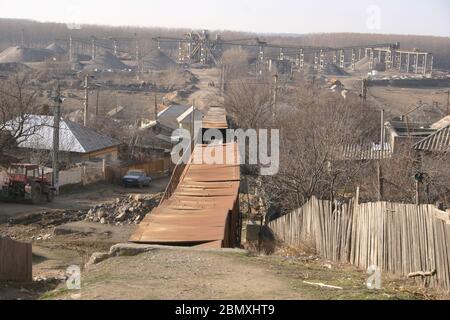 Carrière de pierre près du village dans le plateau de Dobrogea, Roumanie Banque D'Images