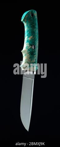 Couteau fabriqué à la main Hunter sur fond noir. Manche - érable stabilisé. Banque D'Images