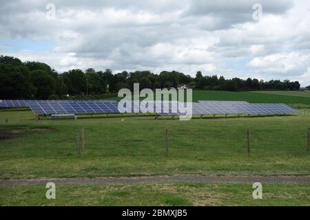 Une petite ferme solaire près de Pontefract dans le West Yorkshire, au Royaume-Uni. Banque D'Images
