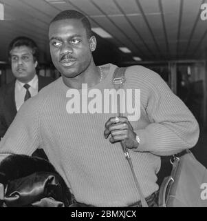 Le sprinter canadien Ben Johnson arrive à l'aéroport de Londres Heathrow en janvier 1989. Banque D'Images