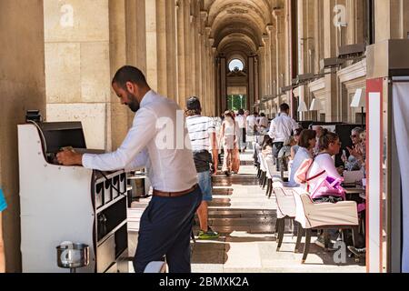 Les Parisiens et les touristes apprécient les boissons de la journée d'été dans le café Une terrasse du Louvre Banque D'Images