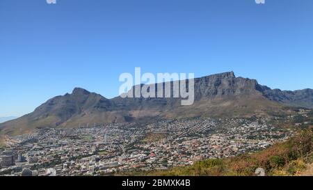 Vue panoramique sur Table Mountain et Devil's Peak à travers le Cape Town City Bowl en été, Western Cape, Afrique du Sud Banque D'Images