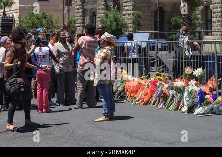 Les gens se rassemblent et jettent des fleurs à l'extérieur de l'hôtel de ville du Cap le 6 décembre 2013, le lendemain de la mort de l'ancien président, l'Afrique du Sud Banque D'Images