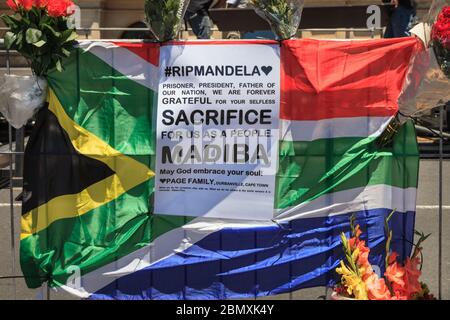 Grandes images de Nelson Mandela à l'extérieur de l'hôtel de ville du Cap le 6 décembre 2013, le lendemain de la mort de l'ancien président, l'Afrique du Sud Banque D'Images