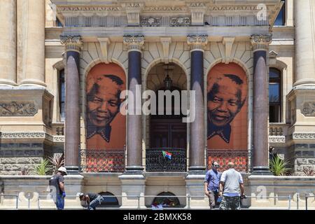 Grandes images de Nelson Mandela à l'extérieur de l'hôtel de ville du Cap le 6 décembre 2013, le lendemain de la mort de l'ancien président, l'Afrique du Sud Banque D'Images