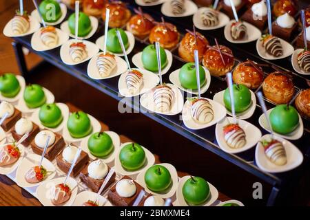 Une variété de bonbons sur les plateaux de la table du buffet Banque D'Images