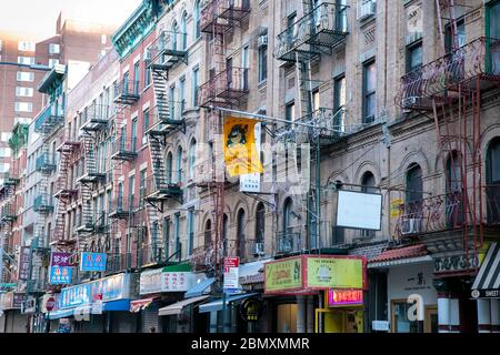 Vieux immeubles d'appartements avec des évasions de feu dehors à Chinatown, New York. Banque D'Images