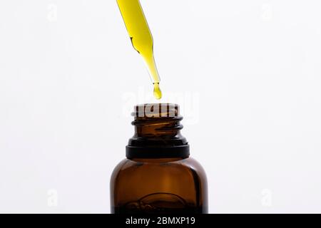 Gros plan de l'huile CBD dans un flacon compte-gouttes Banque D'Images