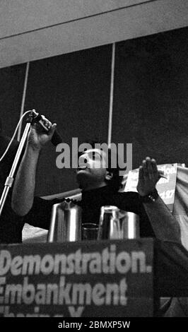 Tariq Ali, de la campagne de solidarité du Vietnam, visite les salles Anson de l’université de Bristol en octobre 1968 pour s’appuyer sur une marche de protestation contre la guerre du Vietnam à Londres plus tard dans le mois. Lors de la manifestation du 27 octobre, il a remis une pétition à Downing Street avec 75,000 signatures appelant le gouvernement britannique à cesser de soutenir les États-Unis dans sa guerre du Vietnam. Banque D'Images