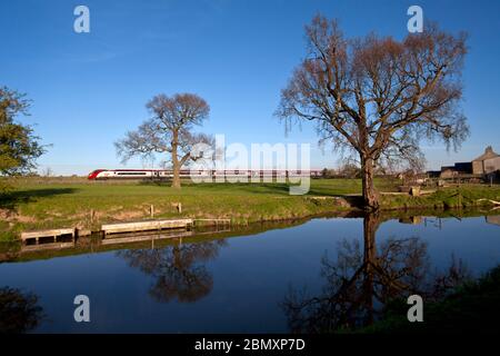 Virgin trains Alstom train Pendolino de classe 390 traversant la campagne par le canal de Lancaster sur la ligne principale de la côte ouest à Brock, Lancashire Banque D'Images