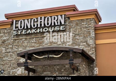 Extérieur de Longhorn Steakhouse dans la galerie marchande Deerbrook à Humble, Texas. Une grilladerie américaine populaire fondée en 1981 avec un thème Western-Texan. Banque D'Images