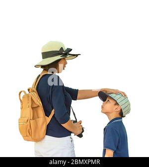 Sac à dos épaule mère isolée et son fils sur un fond blanc avec chemin de détourage. Banque D'Images
