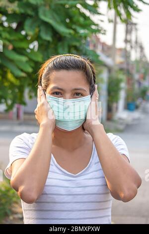 Femme de l'ANASE à porter un masque pour éviter que la poussière à Bangkok, Thaïlande. Banque D'Images