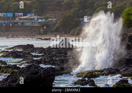 Plage et vagues se brisant sur des roches volcaniques dans les vagues à la pointe de Ponta Temerosa sur l'île de Santiago, Cap Vert / Cabo Verde Banque D'Images