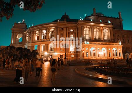 ODESSA, UKRAINE - 21 JUILLET 2012 : Théâtre académique national d'opéra et de ballet d'Odessa. La façade du bâtiment est décorée dans le style baroque italien Banque D'Images