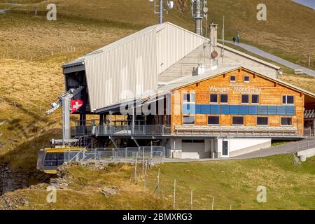 Wengen, Suisse - 10 octobre 2019 : téléphérique jaune arrivant du village de montagne au point de vue sur la falaise de Mannlichen Banque D'Images