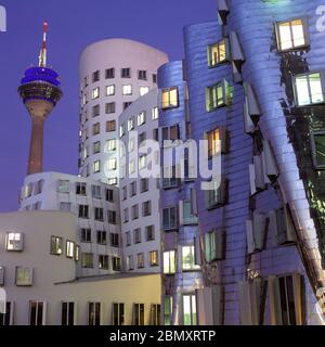 D/Düsseldorf: Hafen, Rheinturm, Gehry-Bauten, Nachtaufnahme Banque D'Images