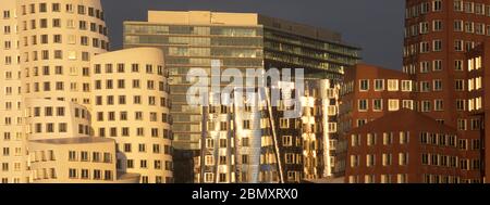 D/Düsseldorf: Medienhafen, Stadttor und Bauwerke von Designarchiekt Frank O. Gehry Banque D'Images