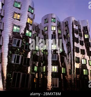 D/Düsseldorf: Medienhafen, Bauwerk mit Spiegelfassade von Designarchicekt Frank O. Gehry, Etats-Unis Banque D'Images