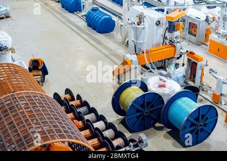 À l'intérieur du nouveau câble électrique de fabrication en usine. Production de câbles. Banque D'Images