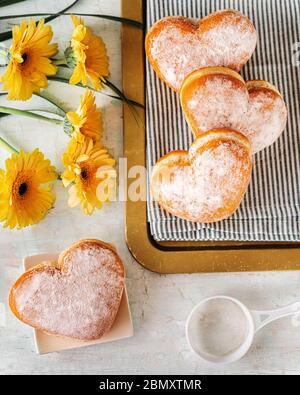 Vue de dessus de délicieux donats en forme de coeur sur fond clair Banque D'Images