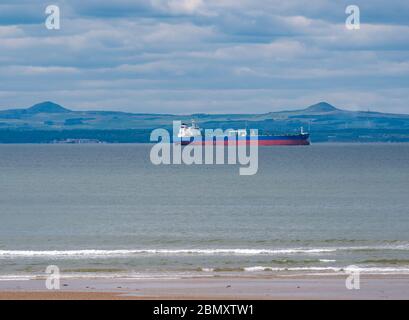 Aberlady nature Reserve, East Lothian, Écosse, Royaume-Uni, 11 mai 2020. Météo au Royaume-Uni: Le pétrolier de l'Ohio est ancré dans le Firth of Forth pendant la pandémie avec les collines Lomond à Fife au loin Banque D'Images