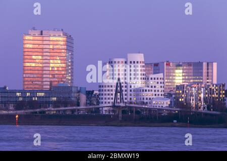 D/Düsseldorf: Medienhafen, Stadtor und Gehrybauten am abend Banque D'Images