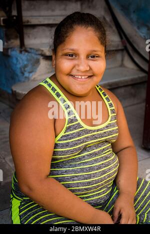 Belle fille souriante de 8 ans, Santiago de Cuba, Cuba Banque D'Images