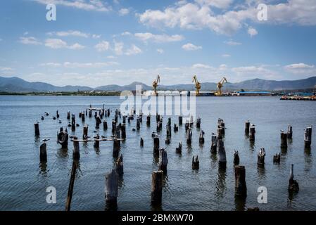 La baie de Santiago avec des grues de fret à distance, Parque Alameda, Santiago de Cuba, Cuba Banque D'Images