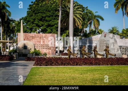 Remplacement des gardes devant le mausolée de Fidel Castro au cimetière de Santa Ifigenia, Santiago de Cuba, Cuba Banque D'Images