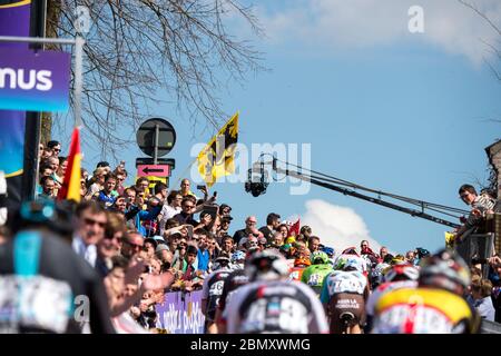 2016 visite de Flandre 3 avril. Le Peloton passe sur la dernière ascension du Paterberg lors de la 100e édition du Tour de Flandre au départ de Bruges Banque D'Images