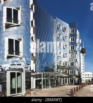 D/Düsseldorf: Medenhafen, Rheinturm, Gehry-Bauten, Banque D'Images