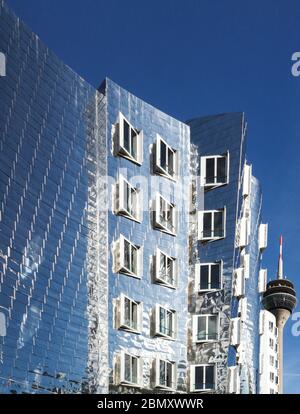 D/Düsseldorf: Medenhafen, Rheinturm, Gehry-Bauten, Banque D'Images