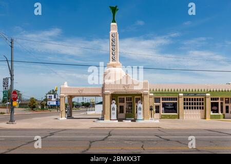 Shamrock, Texas, USA - 8 juillet 2014 : le magnifique bâtiment art déco de la station-service U-Drop Inn, le long de la route historique 66, USA. Banque D'Images