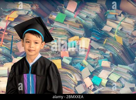 Le garçon est diplômé de l'école maternelle. Cette étude est la première à passer au niveau suivant Contexte Dossier colorés faits de papier lot empilables wit Banque D'Images