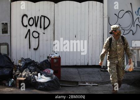 Buenos Aires, Buenos Aires, Argentine. 11 mai 2020. Quarantaine en argentine. En image : UNE femme soldat portant un masque marche avec un sac à provisions pendant la restriction de mouvement imposée pour lutter contre la propagation du coronavirus. Crédit : Claudio Santisteban/ZUMA Wire/Alamy Live News Banque D'Images