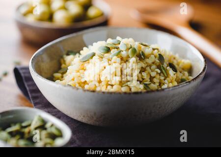 Bulgur avec pepitas, une alimentation saine recette facile à partir de nourriture stockée de longue date. Banque D'Images