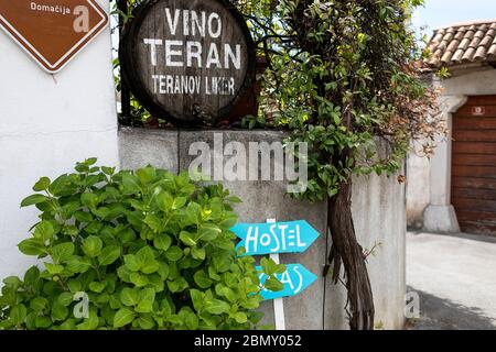 Panneau pour la cave de dégustation de vin faite à partir d'un ancien baril de vin et un panneau pour l'auberge dans le village de Pliskovica, région karstique, Slovneia Banque D'Images