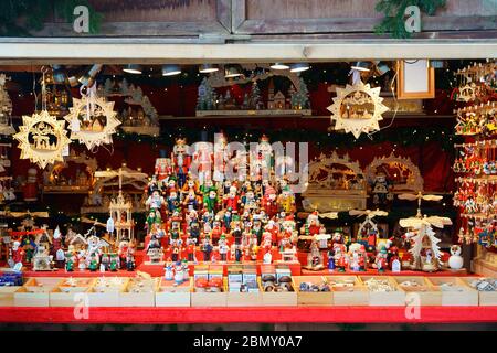 BRAUNSCHWEIG, BASSE-SAXE, ALLEMAGNE - 13 DÉCEMBRE 2019: Cadeaux allemands Erzgebirge en vente sur le marché de Noël de Braunschweig. Banque D'Images