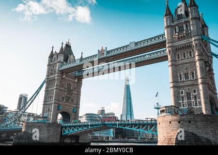 Vue sur Tower Bridge depuis la Tamise. Capture du Shard, de l'hôtel de ville et d'un bus rouge londonien emblématique en passant Banque D'Images