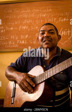 Professeur de musique chantant et jouant de la guitare au centre des arts - Casa de la Cultura 'Josue Pais Garcia', Santiago de Cuba, Cuba Banque D'Images