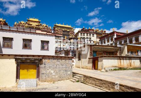 Monastère de Songzanlin par une journée ensoleillée (également connu sous le nom de Sungtseling, Ganden Sumtsenling ou Palais de Little Potala), Yunnan, Chine. Banque D'Images