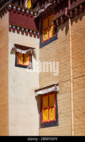 Détails de l'architecture du monastère Songzanlin, le plus grand monastère bouddhiste tibétain du Yunnan, en Chine. Banque D'Images