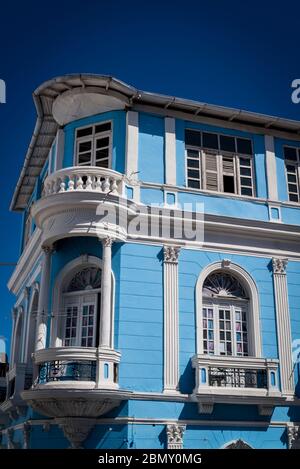 Bâtiment historique au Parque Cespedes, place publique centrale de la ville, Santiago de Cuba, Cuba Banque D'Images