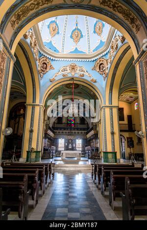 Nef centrale et autel, Cathédrale notre Dame de l'Assomption, Parque Cespedes, Santiago de Cuba, Cuba Banque D'Images