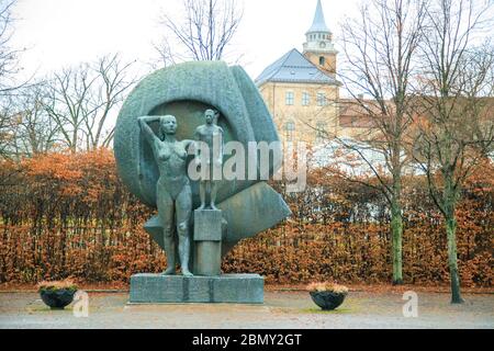 OSLO, NORVÈGE, vers 2020 : le Monument national pour les victimes de la Seconde Guerre mondiale à la forteresse d'Akershus, Oslo. Sculpture de Gunnar Jansson. Banque D'Images