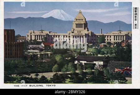 [ années 1950 Japon - Yuraku-cho, Tokyo ] — image inhabituelle du bâtiment national japonais de la Diète (国会議事堂 Kokkai-gijido) à Tokyo avec le Mont Fuji en arrière-plan. Cela ne peut plus être vu aujourd'hui parce que de grands bâtiments empêchent la vue de la montagne sacrée. En raison du processus d'impression demi-ton utilisé pour cette carte postale, cette image ne semble pas bien au-delà de la taille de la carte postale. carte postale vintage du xxe siècle. Banque D'Images